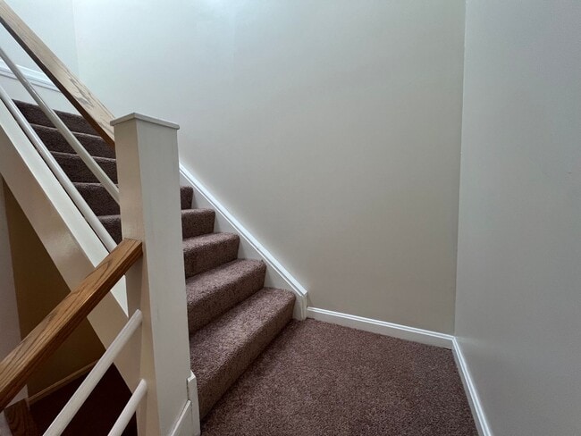 Building Photo - Beautiful Townhome in Private cul-de-sac i...