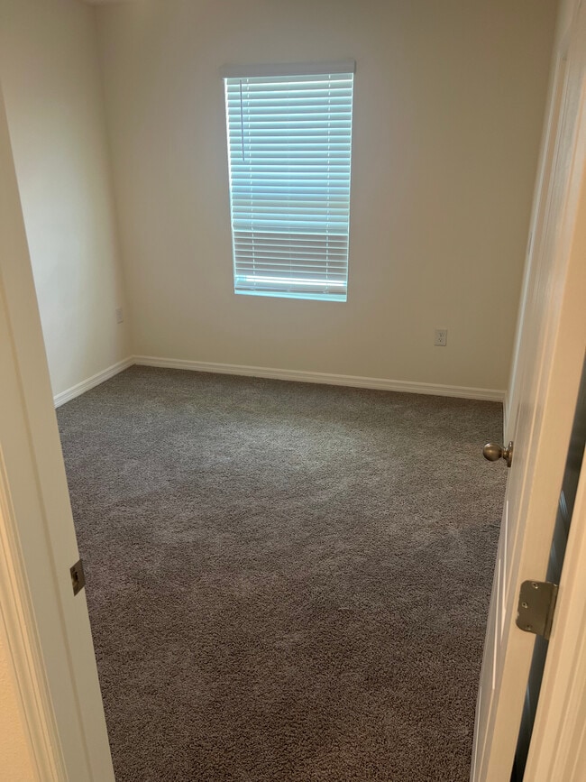 Building Photo - 1375 Isleta Lp