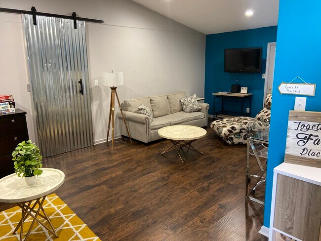 Building Photo - 1030 Pineborough Rd