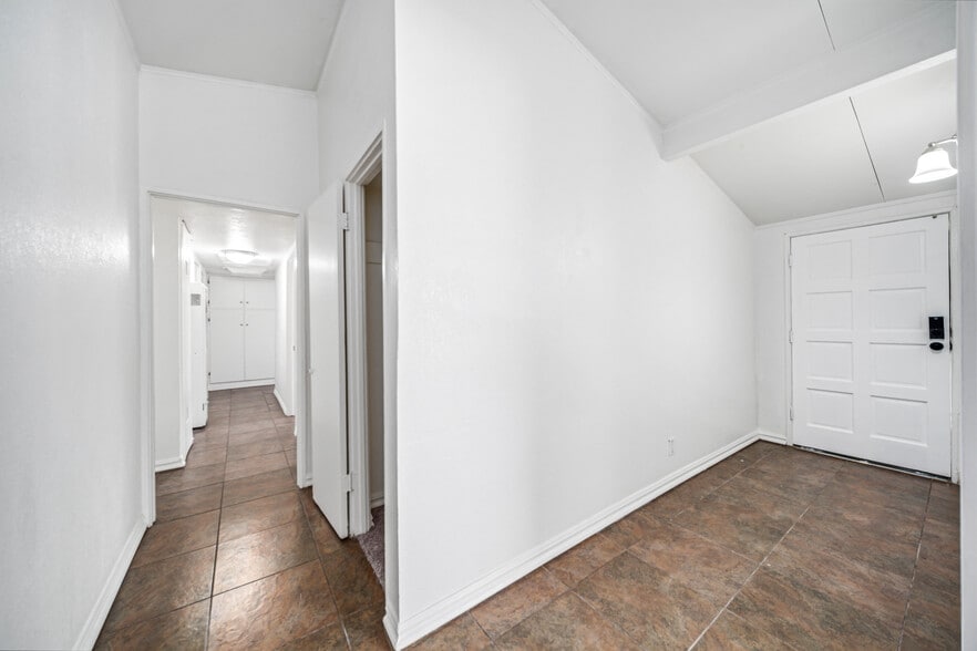 Rooms for Rent-Common Area - 45426 10th St W