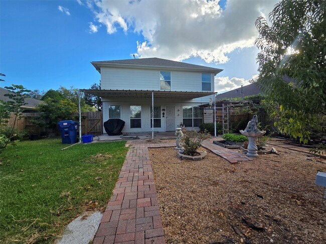 Building Photo - 16102 Mission Village Dr