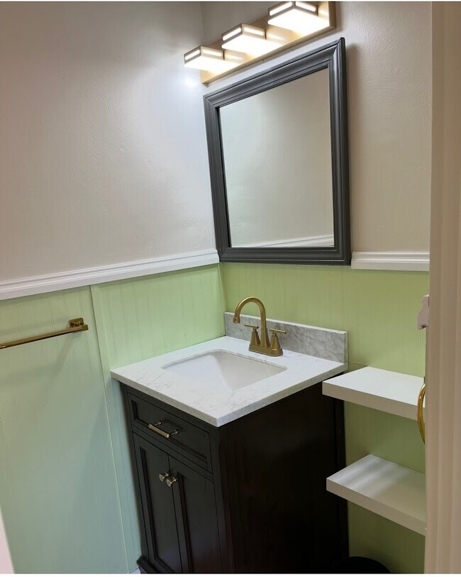 Building Photo - 101 Meadow St