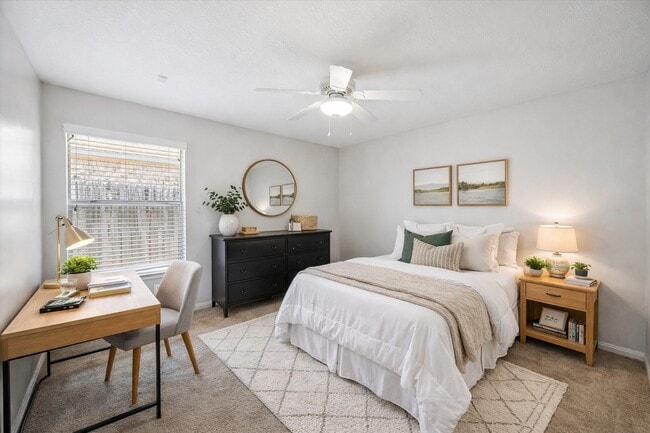 Building Photo - 1722 Red Oak Terrace