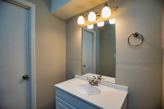 Building Photo - ** 4 Bed 2 Bath located in Ridgefield **Call 334-366-9198 to schedule a self tour