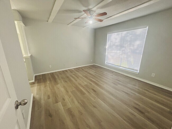 Building Photo - 6200 W Tidwell Rd