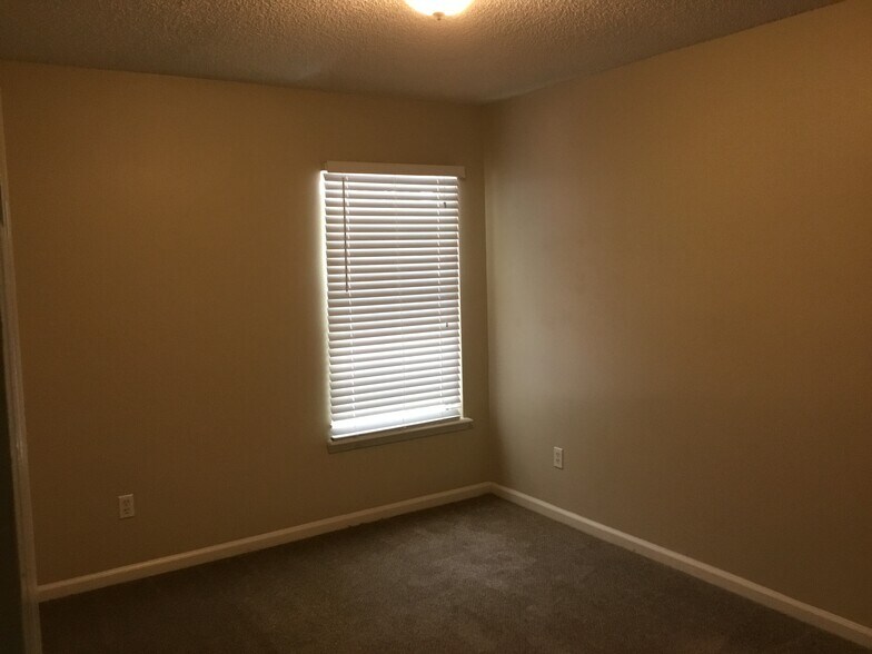 Building Photo - 1773 Chandelier Cir E