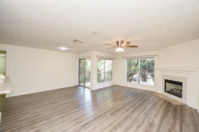 Building Photo - 8051 Bay Branch Dr