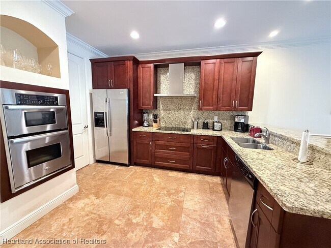 Building Photo - 2351 Lakeview Dr