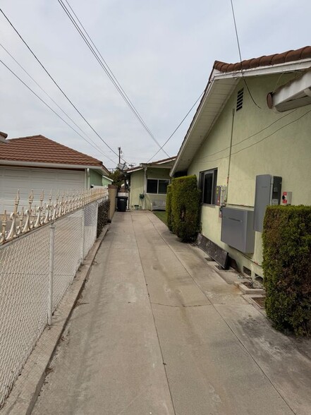 Building Photo - 9615 Walnut