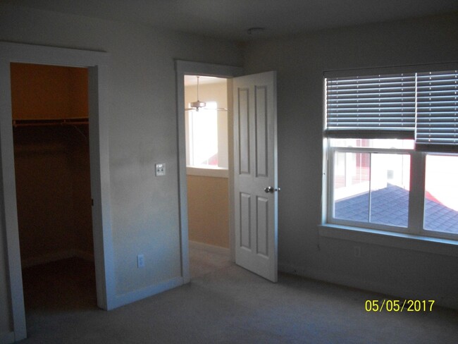 Building Photo - 3 Bedroom 3 Bathroom House Located Near a ...