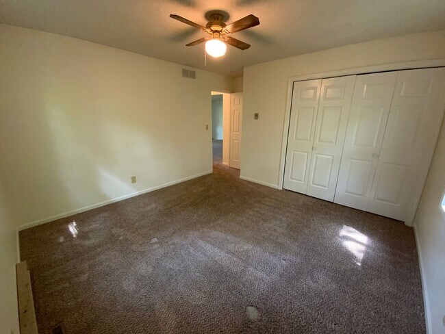 Building Photo - 207-207 Briarcrest Ct