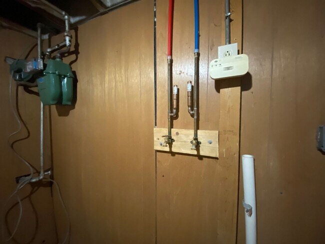 Building Photo - Private Charming Home