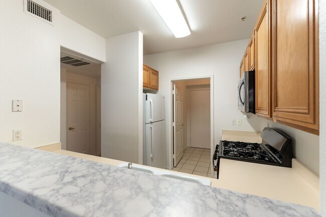 Building Photo - Stylish 1-Bedroom Condo with Private Garag...