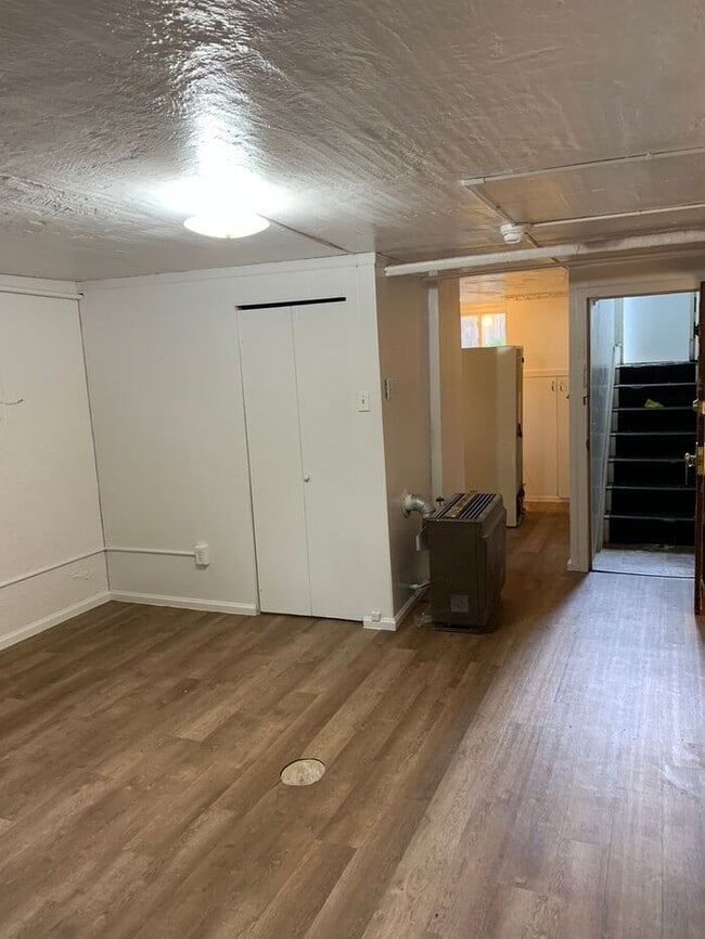 Building Photo - 1 bedroom, 1 bath Lower Level Duplex Unit ...