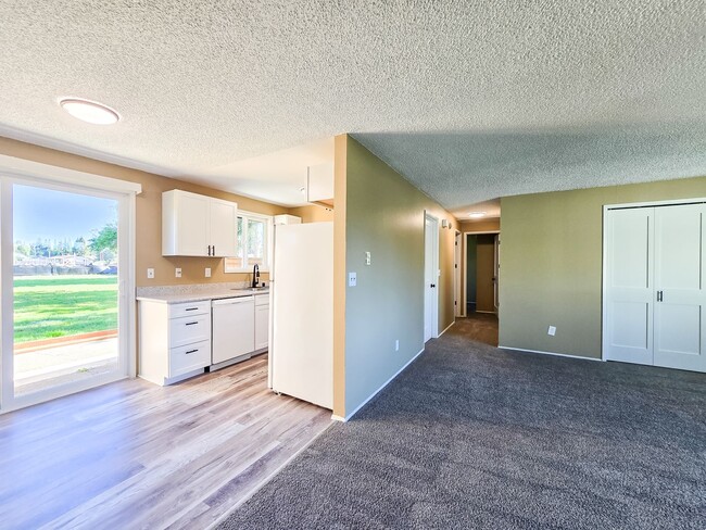 Building Photo - Remodeled Unit in Duplex