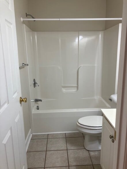 Hall Bathroom - 1101 Pine Run Dr