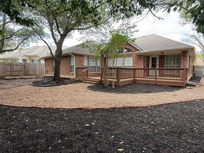 Building Photo - 10013 Valona Dr