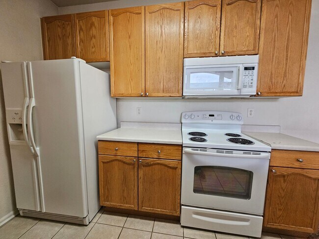 Building Photo - Awesome Aurora Top Floor 2 Bed 2 Bath Cond...