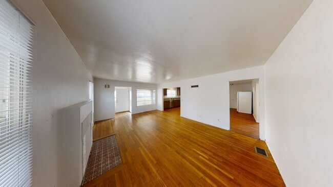 Building Photo - Large House, Close to Campus!!