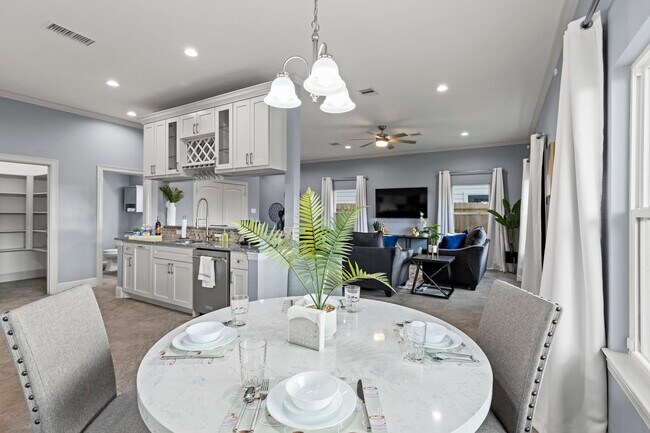 Building Photo - 2209 Silverbonnet St