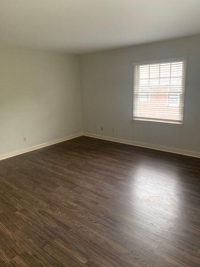 Building Photo - 1194 W 4th St