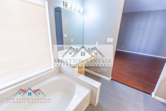 Building Photo - 1015 E Brentrup Dr