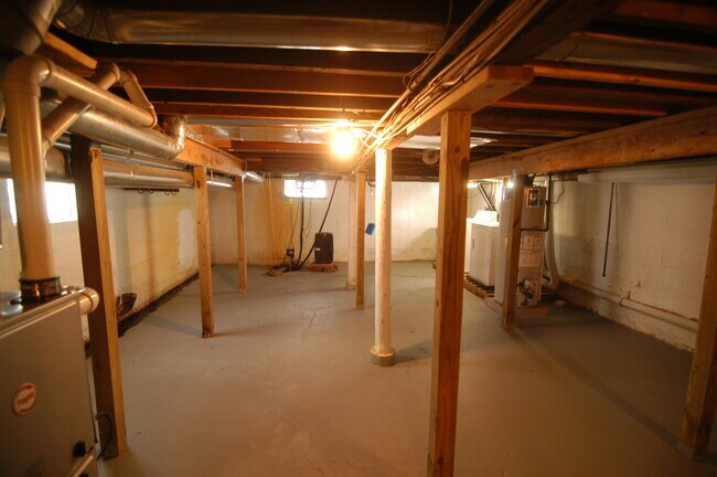 Building Photo - 7099 Lakeshore Rd