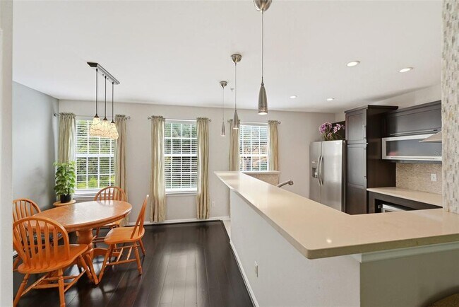 Building Photo - 1020 Waterside Dr