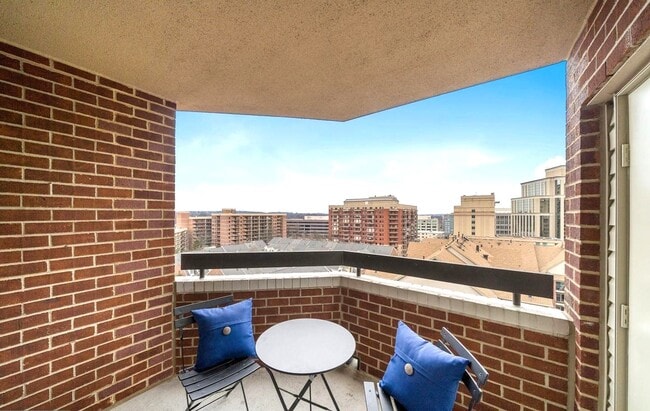 balcony - 1276 N Wayne St