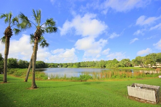 Building Photo - 22640 Watersedge Blvd