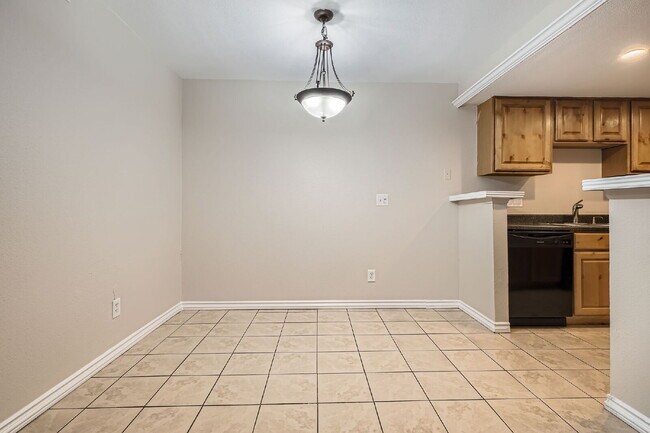 Building Photo - Spacious 1,177 sq ft 3-Bed / 2-Bath Condo ...