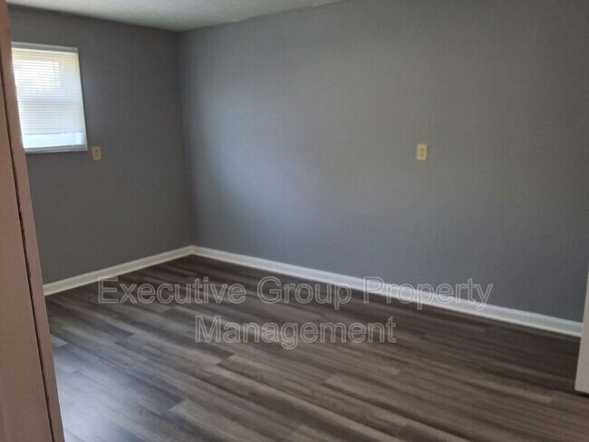 Building Photo - 365 Elmwood Dr