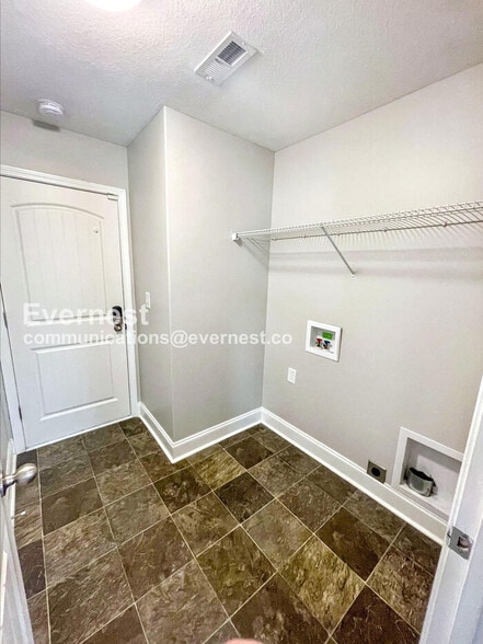 Building Photo - 492 Medallion Cir