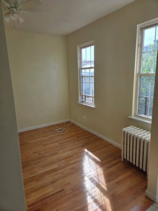 Building Photo - 121 Weirfield St