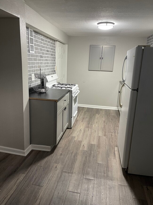 Kit he - 332 W 5th St