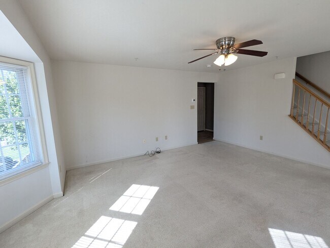 Building Photo - 3 Level End Unit townhouse available mid O...