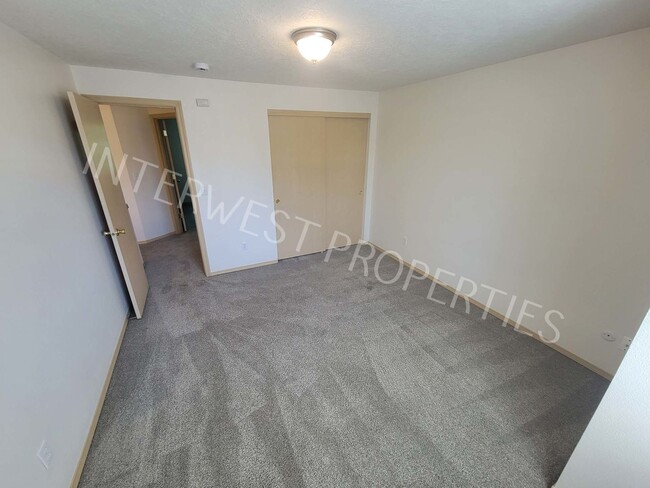 Building Photo - *1ST MONTH'S RENT FREE PROMO* 4 Bedroom Home Near Brentwood Park w/Garage, Fenced Yard & Gas Fire...