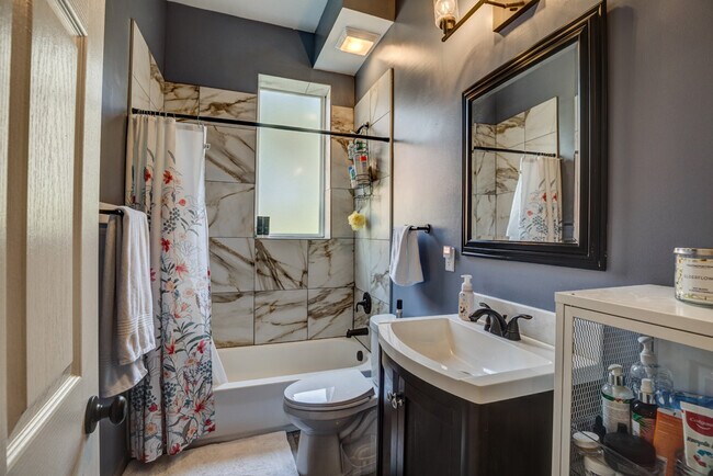 Building Photo - 844 Oak St