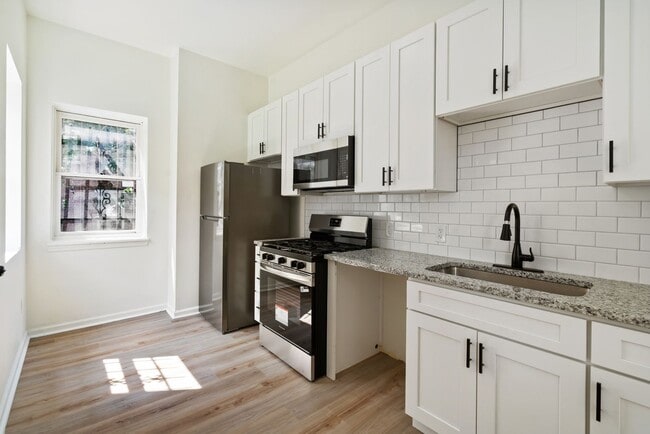 Building Photo - 3 bed 2 bath - fresh updates, central air,...