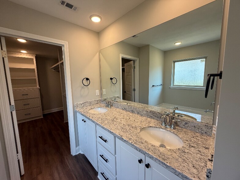 Building Photo - 112 Madisonville Dr