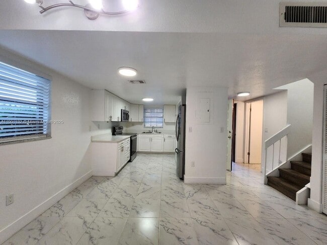 Building Photo - 5100 W 12th Ln