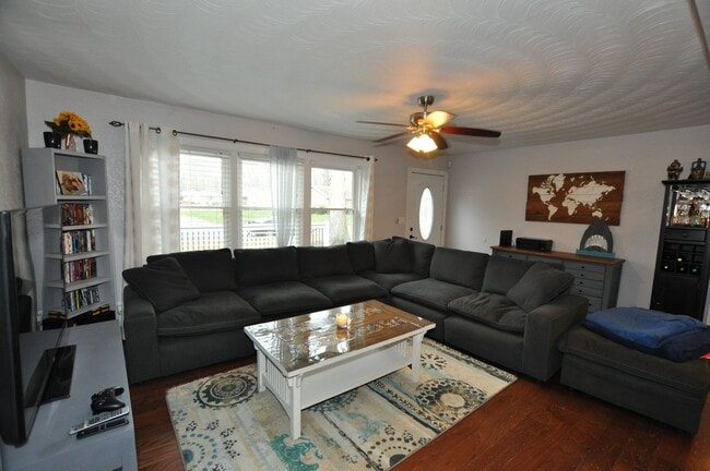 Building Photo - Oak Manor