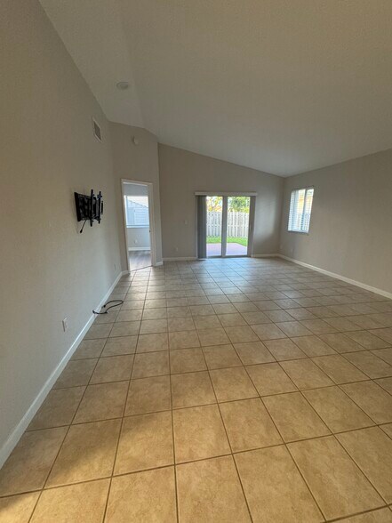 Building Photo - 961 SW 112th Ave