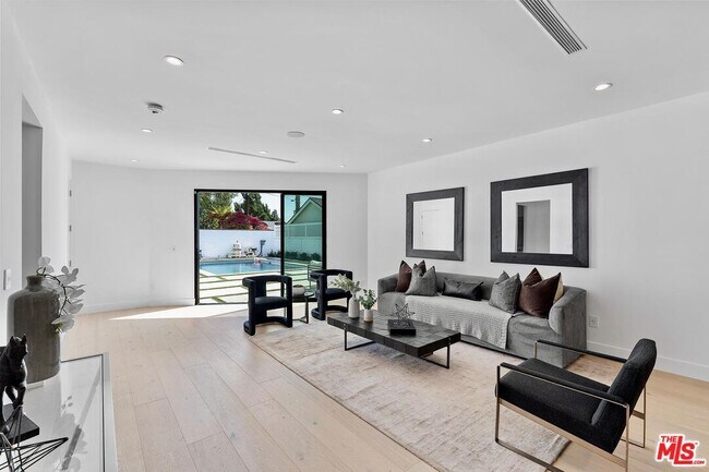 Building Photo - 5456 Hazeltine Ave