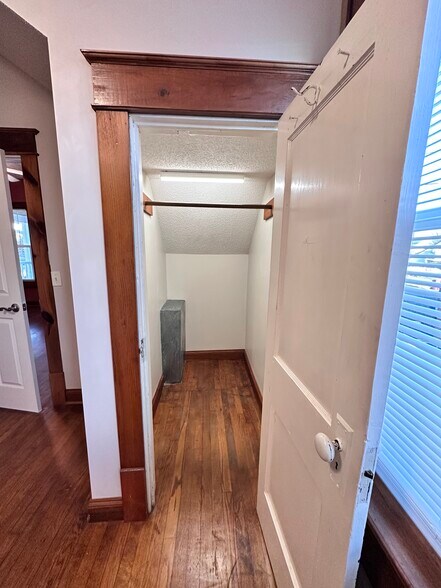 Building Photo - 923 E Hillcrest Dr