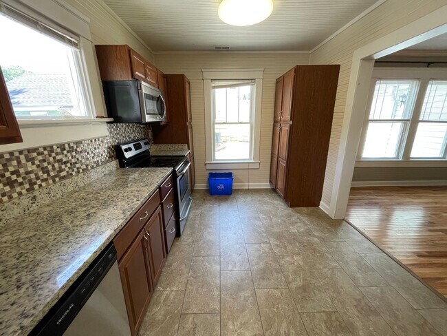 Building Photo - Stunning, renovated 7br home in the heart of Carrboro! Walk to downtown w/ ease, walk or bike to ...