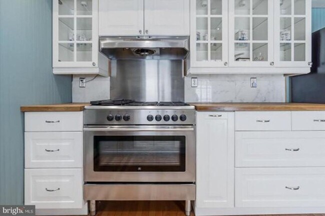 Building Photo - Enchanting Fells Point SFH 2bd/1.5ba w/ CAC, Modern Features, W/D and more! Available now