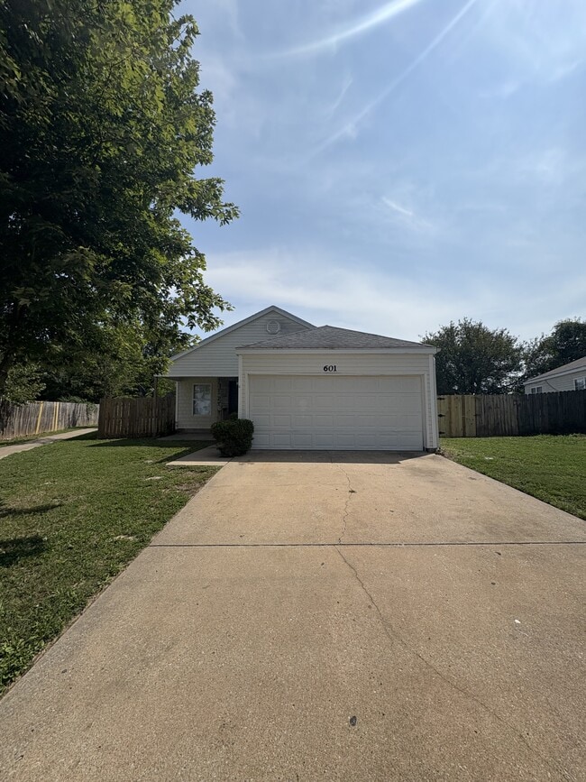 Building Photo - 601 Cedarbrook Ct