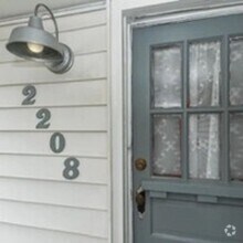 Building Photo - 2-Bedroom Cottage in Central Savannah – Cl...