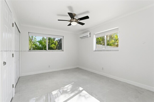 Building Photo - 1400 E Hawthorne Cir